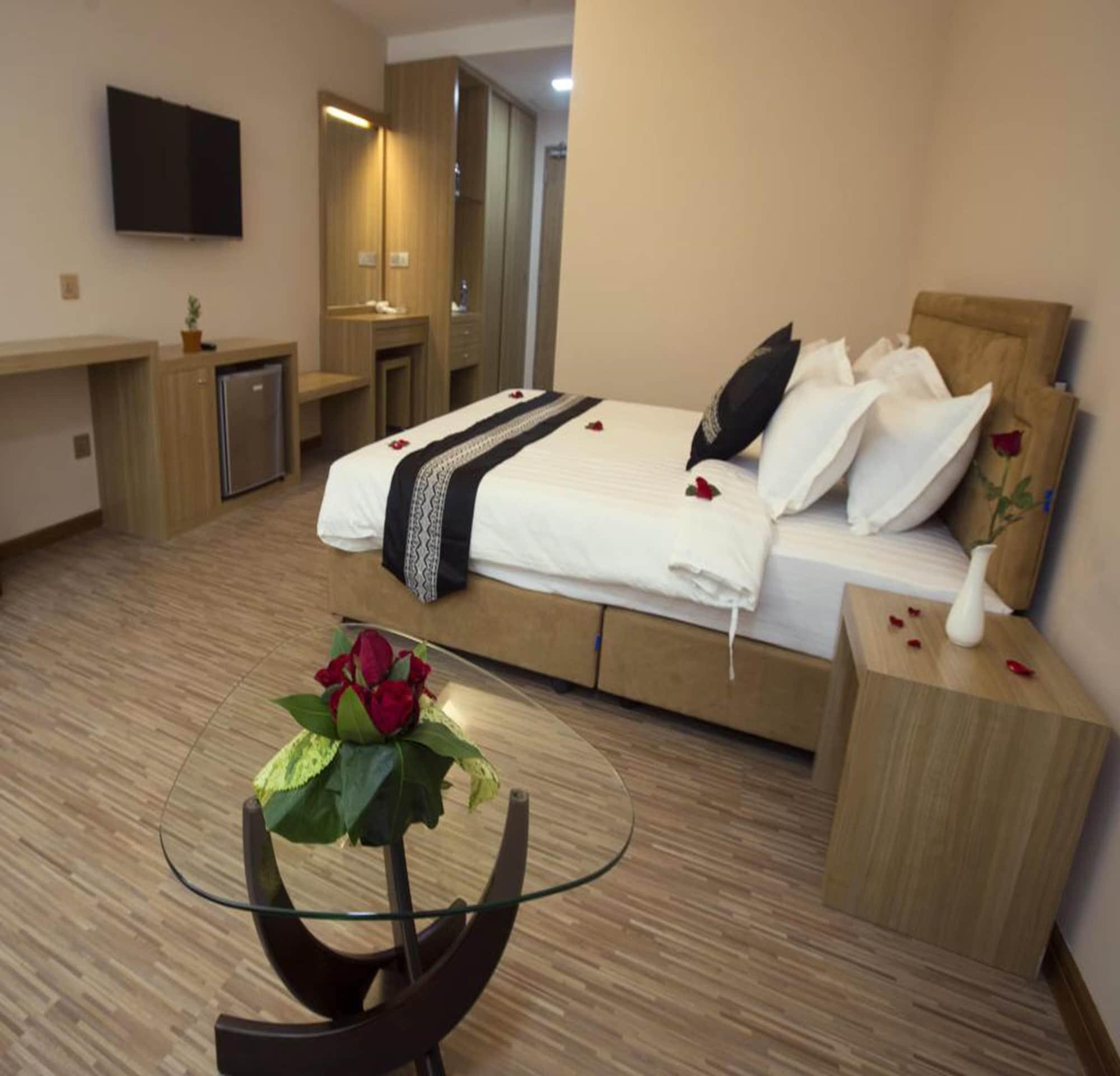 Elegant Hotel Pyi Thar Yar Янгон Экстерьер фото