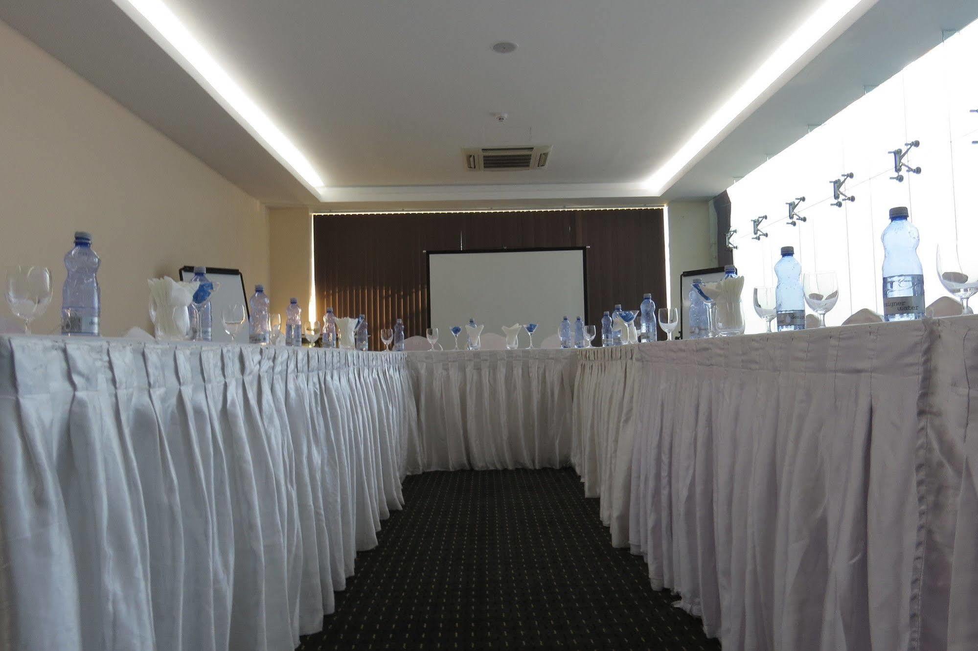 Elegant Hotel Pyi Thar Yar Янгон Экстерьер фото