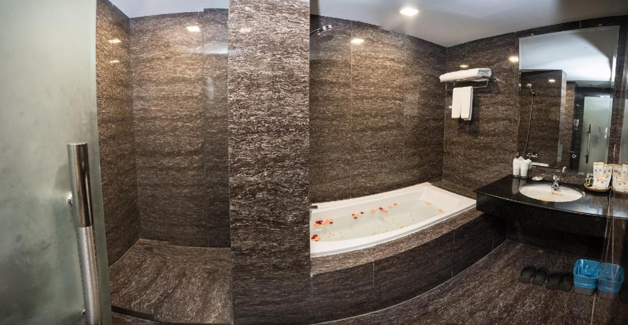 Elegant Hotel Pyi Thar Yar Янгон Экстерьер фото